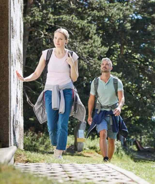 Auf Wanderung bei der Bergkapelle Kammerer Kreuz in der Region Mühlviertler Alm Freistadt.