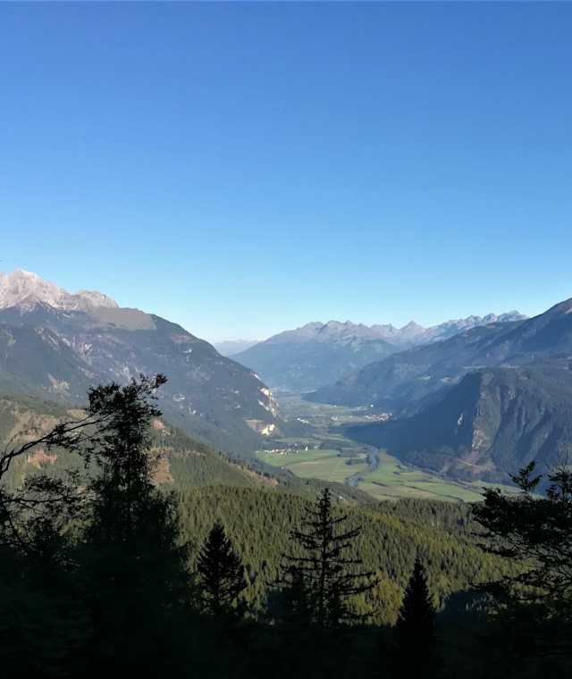 am Weg zur Ochsenalm und zum Jukbichl: ein Blick nach Nordwesten in das Drautal und zu den Lienzer Dolomiten (links), zur Kreuzeck- bzw. Schobergruppe
