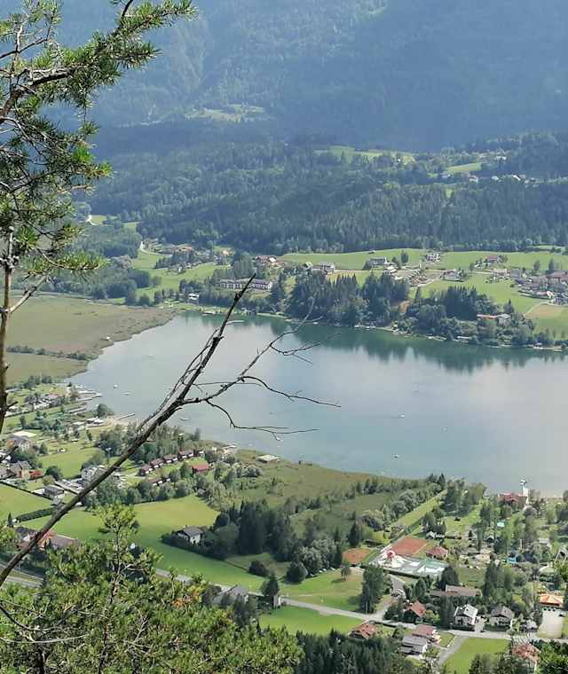 Blick hinunter auf den Pressegger See im Gailtal