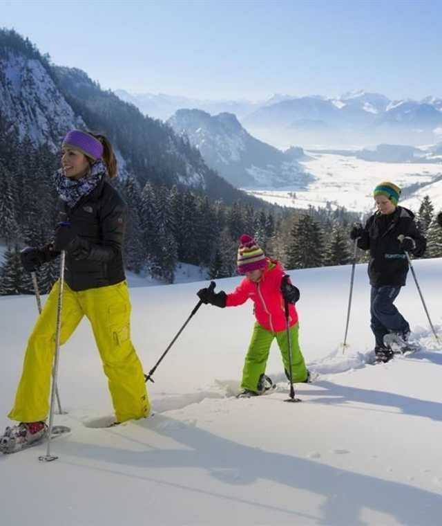 Auch Kinder können erste Versuche mit Schneeschuhen unternehmen. 