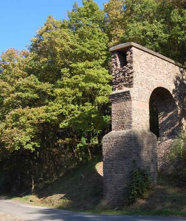 Parkplatz am römischen Aquädukt und Sportplatz