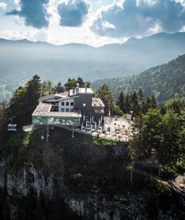 Die Karrenseilbahn bringt ihre Besucher in weniger als fünf Minuten auf 976 Meter Höhe. Von dort führt eine leichte Wanderung über den Staufensee durch die Rappenlochschlucht zurück ins Gütle.