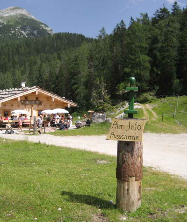Bei der Käsehütte kann man Almkäse einkaufen.