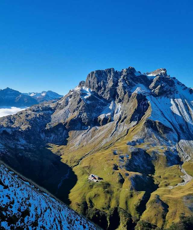 Blick auf die Kemptner Hütte - dem ersten Tagesziel auf der Alpenüberquerung von Oberstdorf nach Meran