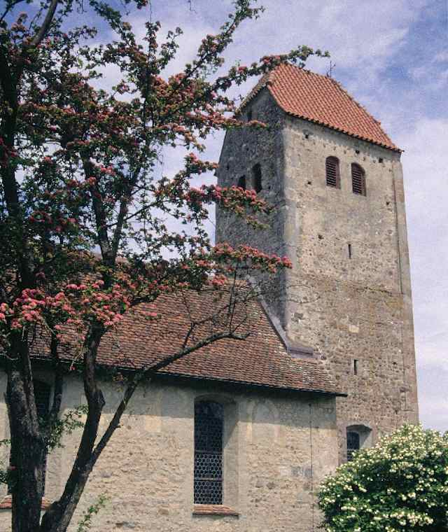 In Frenkenbach mit alter Steinkirche richtet man sich nach dem Schild Weingarten