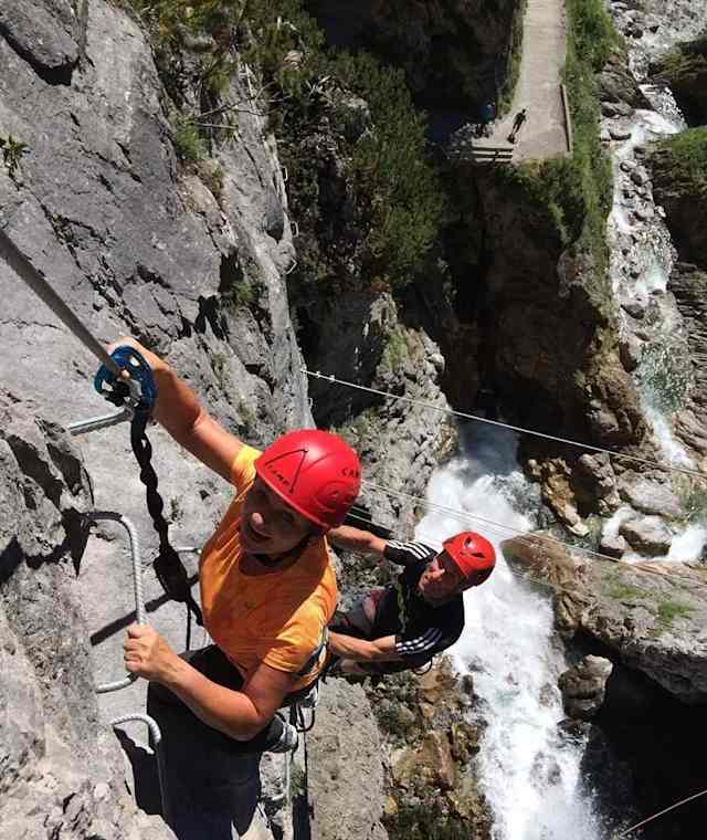 Im Klettersteig Simmswasserfall bei Holzgau.