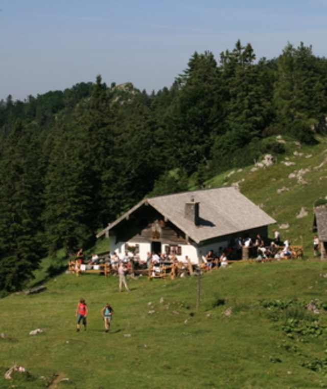 Inzell-Gamsknogel: Rast auf der Kohleralm und sich die Almbrotzeit schmecken lassen