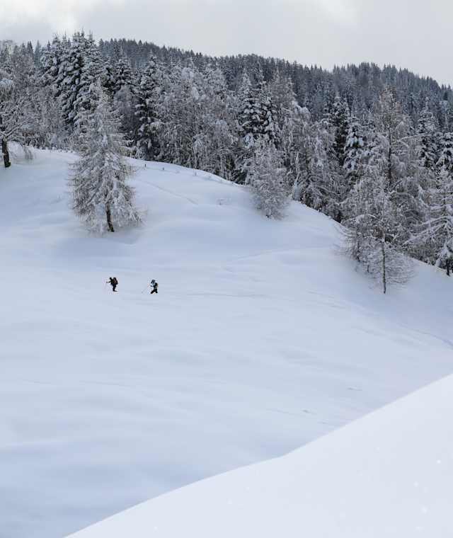 Verschneite Hänge am Weissensee