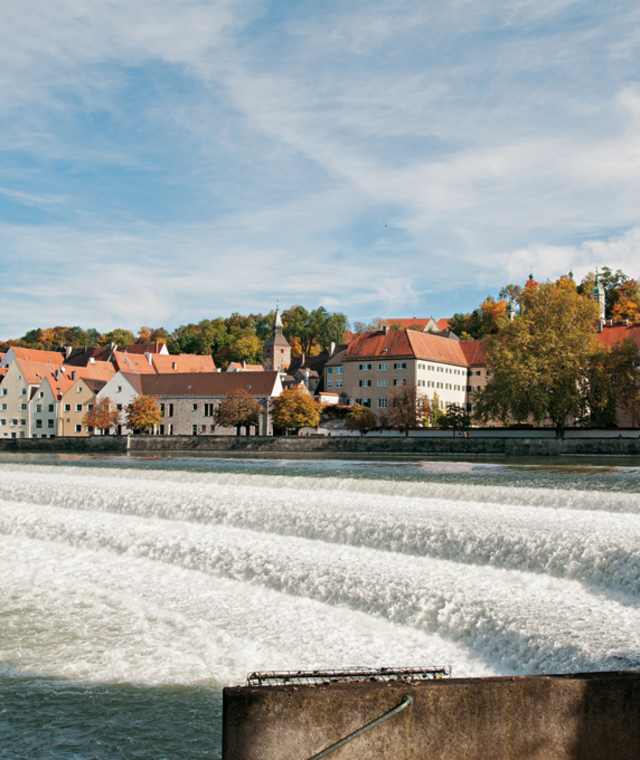 Blick auf Lechwehr und Altstadt in Landsberg