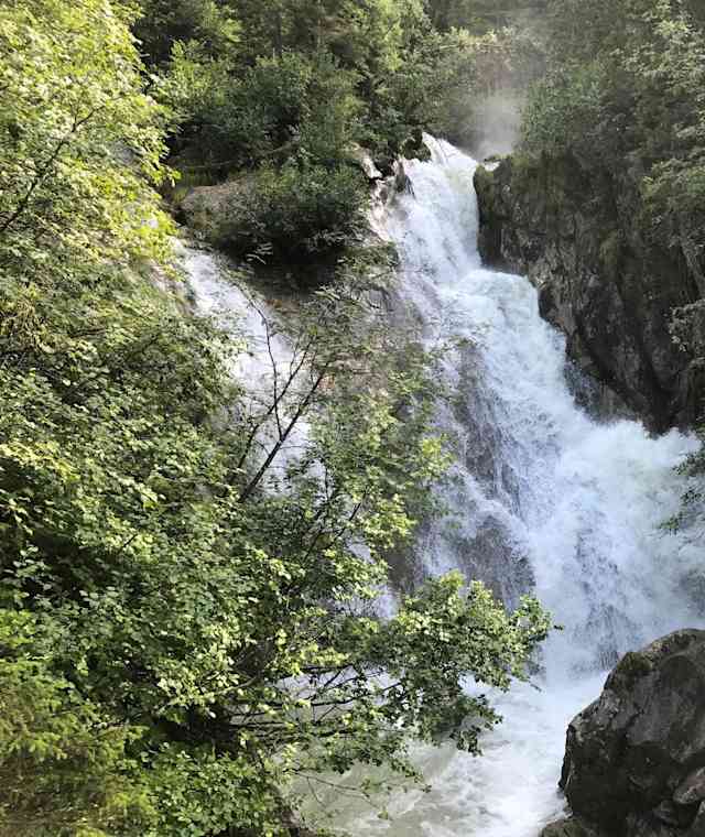 Blick vom Steg auf den Langetaler Wasserfall