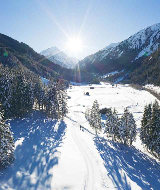 Die Loipe Falbeson am sonnigen Talboden im Stubaital in Tirol.