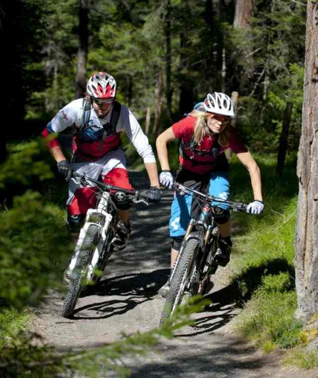 Fahrspass für die ganze Familie auf perfekt angelegten Singletrail-Wegen. 