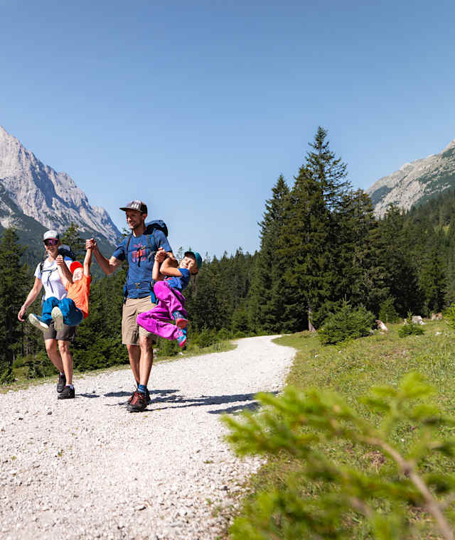 Familienwanderung im Gaistal: Familie spielt Engelchen