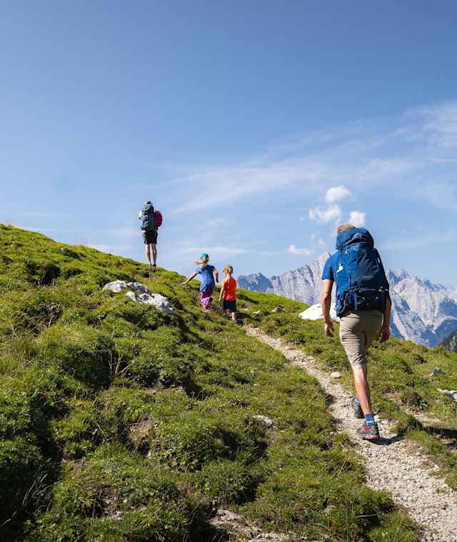 Familienwanderung im Gaistal: Familie läuft auf schmalem Steig