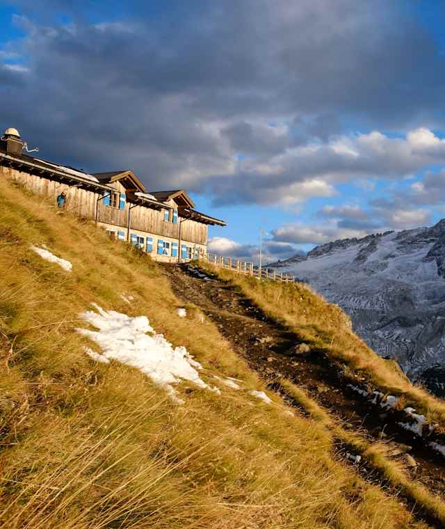 Das Rifugio Viel del Pan im Abendlich und fantastischer Aussicht.