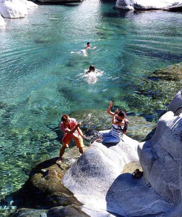 Nichts für Wasserscheue: Baden in der Maggia.