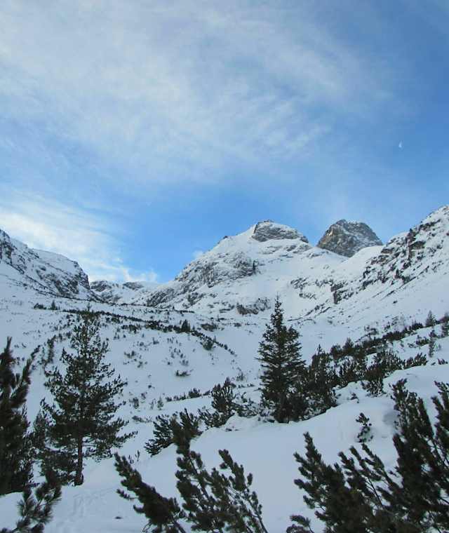 Maljovica als dunkler Gipfel im Hintergrund