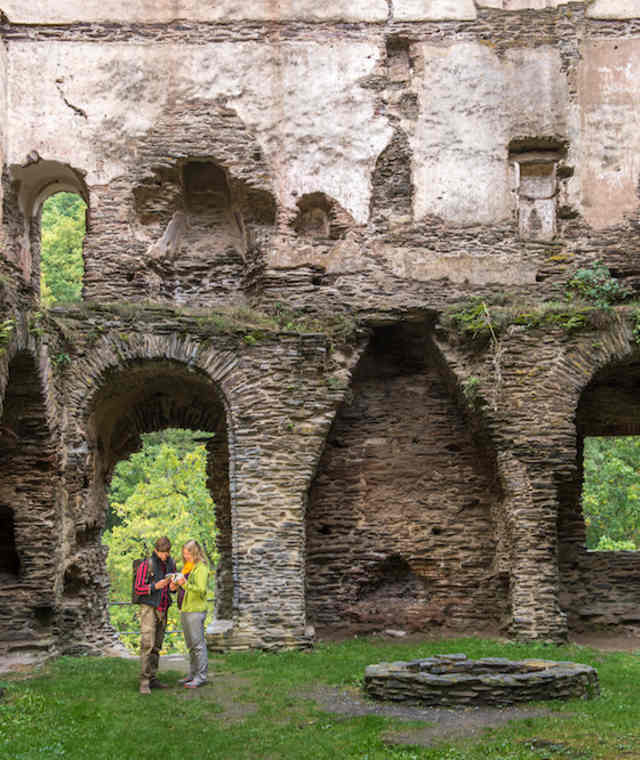 In der Burgruine Balduinseck