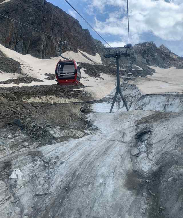 Auffahrt mit der Schaufeljochbahn bis auf 3.150m Seehöhe.