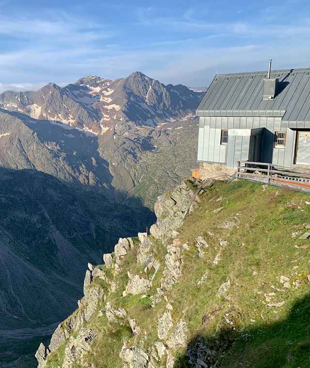 Morgendlicher Aufbruch auf der Hildesheimer Hütte (2.899m). Im Vergleich zum Start an der Seilbahn hat man mit Übernachtung auf der Hütte die Möglichkeit, früh zu starten.