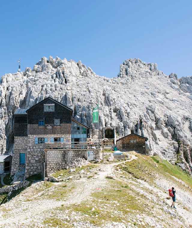 Die Meilerhütte (2.366 m) befindet sich unmittelbar am Wettersteinkamm direkt auf einem Grat im Dreitorspitzgatterl.