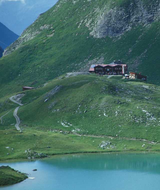 Die Memminger Hütte am unteren Seewisee in den Lechtaler Alpen