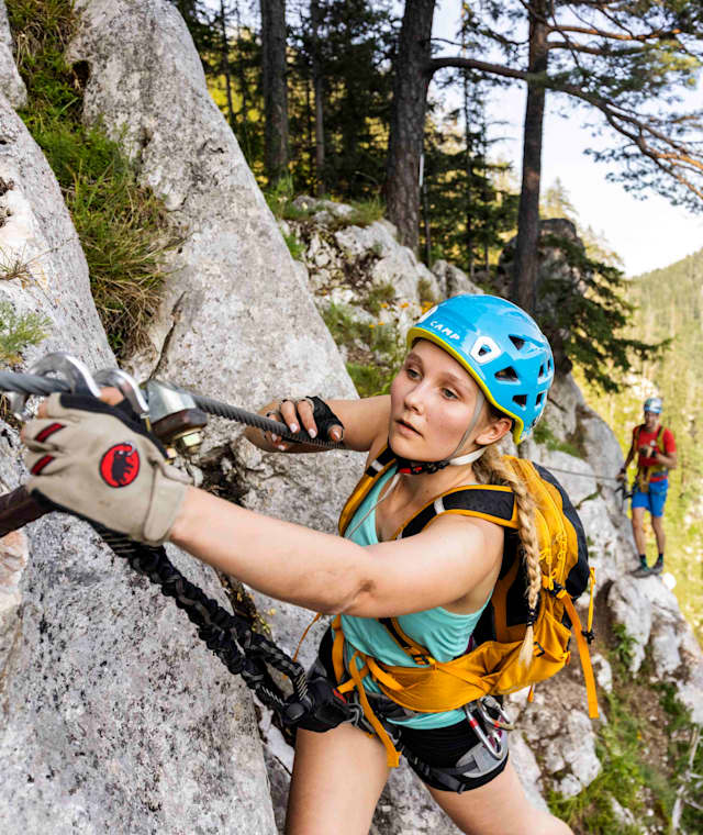 Bei der Querung am obersten Felsgürtel warten Tiefblicke ins Mürztal. Schwindelfreiheit und ein beherztes Zupacken sind hier gefragt.
