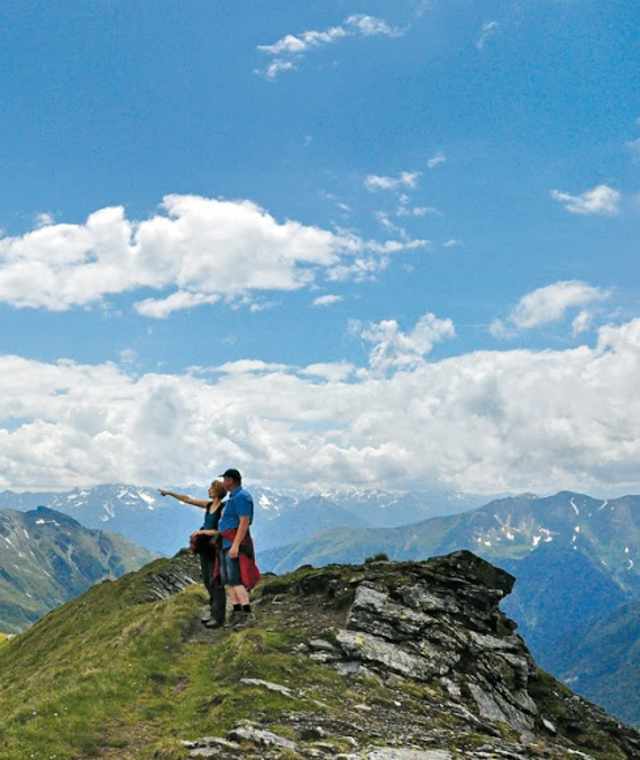 1) Vom Kamm des Etschlsattels genießen wir einen herrlichen Rundblick auf weite Teile der Hohen Tauern. Hier blicken wir zur Maresenspitze (2916 m).