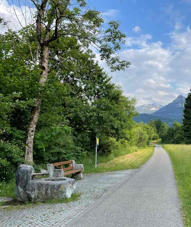 Radweg auf Höhe St. Anton im Montafon mit Rastplatz