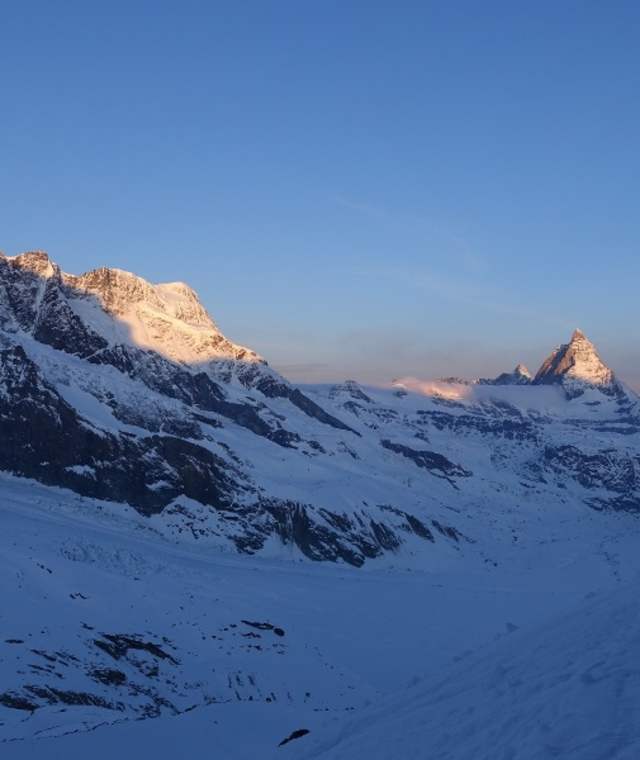 Die Monte Rosa Hütte, Ausgangspunkt für die Skitour auf die Dufourspitze. 