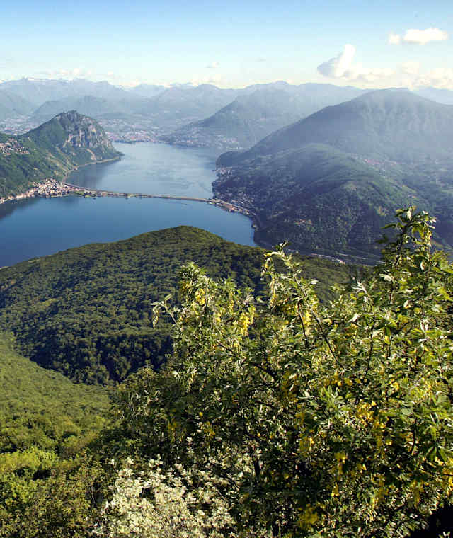 Der Monte San Giorgio ist links und rechts umarmt vom Lago di Lugano.