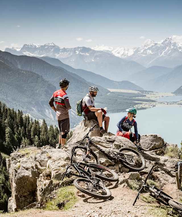 Mountainbiken im Dreiländereck zwischen dem Tiroler Nauders, dem Südtiroler Reschensee und dem Schweizer Engadin