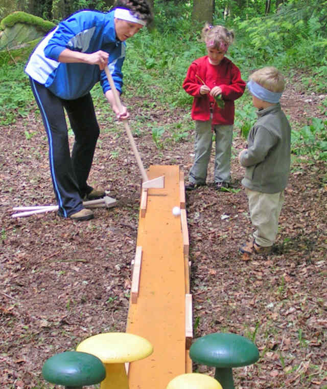 Lustige 'Golfstationen' auf diesem gemütlichen Familienwanderweg.
