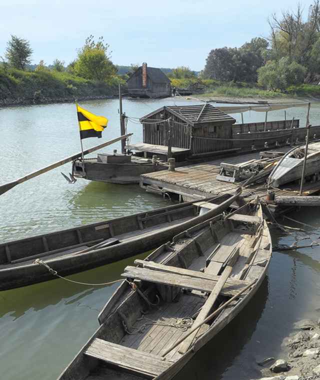 Der kleine Schutzhafen beim Uferhaus an der Donau.