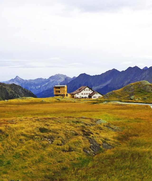 Neue Regensburger Hütte mit neuem Ersatzbau