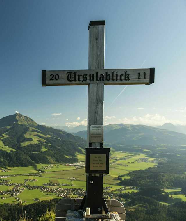 Sommerlandschaft Niederkaiserkamm mit Gipfelkreuz