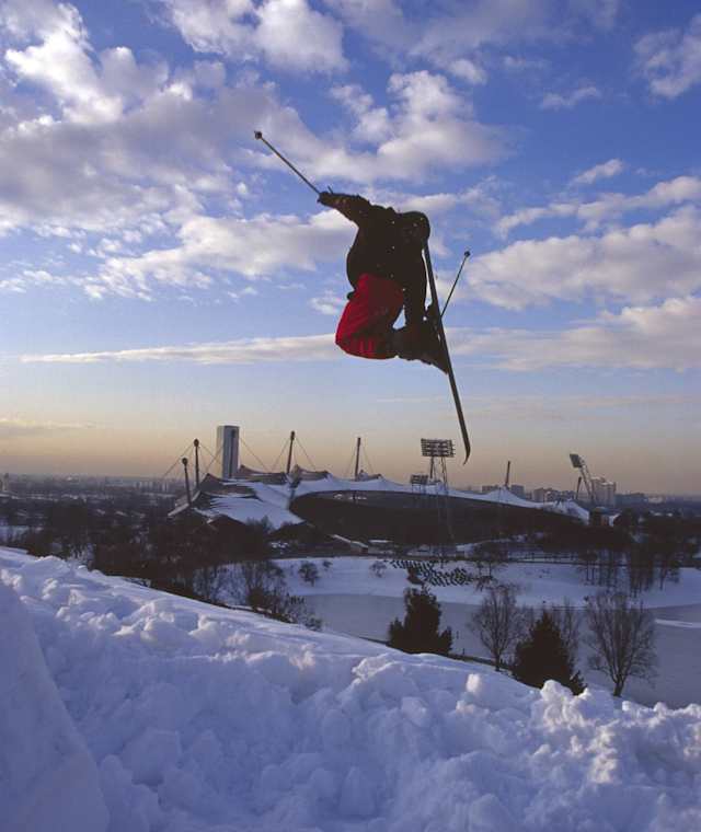 Skifahrer vor dem Olympiastadion