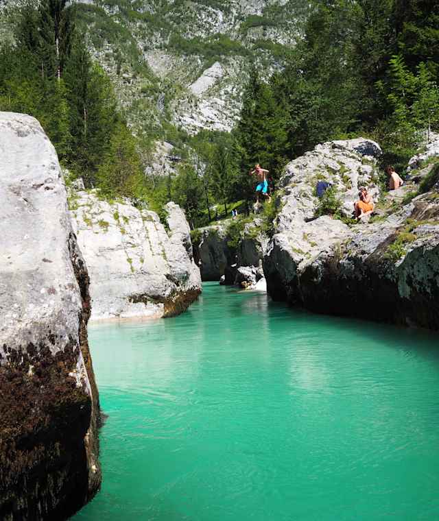 An der oberen Soča kann man hervorragend in den Fluss springen