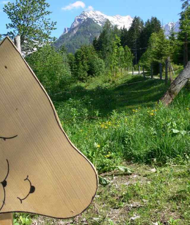 Der Start des Barfussweges mit tollem Bergblick im Hintergrund
