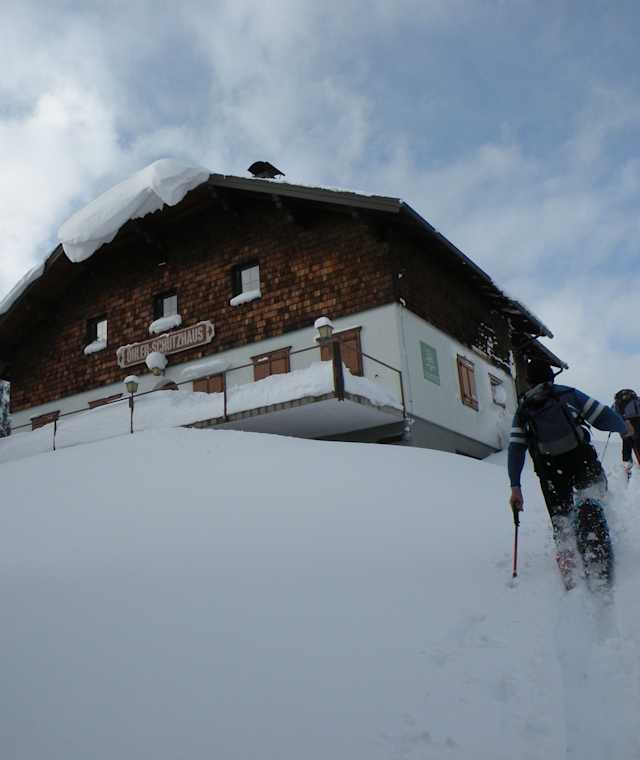 Auch im Winter Ziel von Wanderern - das Öhlerschutzhaus.