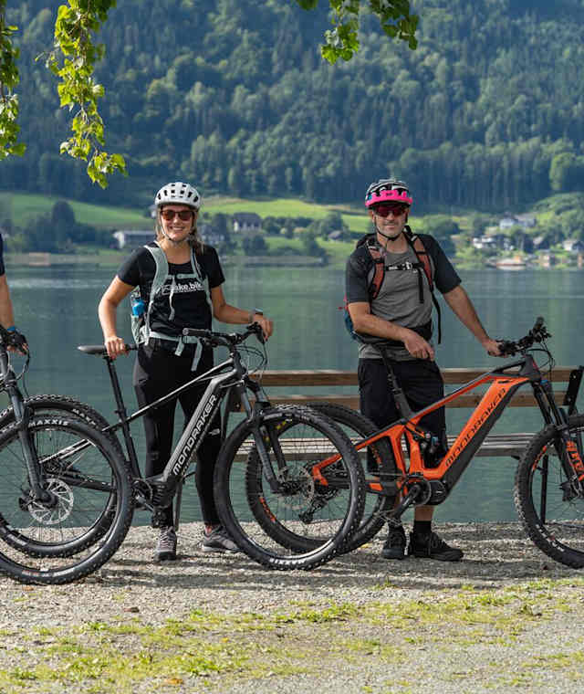 Der Ossiacher See Radweg führt immer entlang des Ufers einmal rund um den See.
