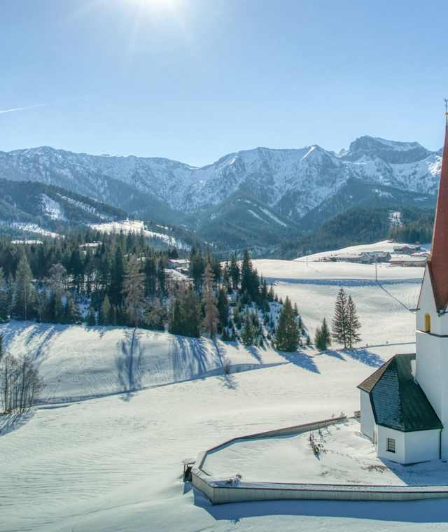 Vom Panoramaweg Steinberg hat man einen herrlichen Blick auf das Bergsteigerdorf und die Pfarrkirche St. Lambert.