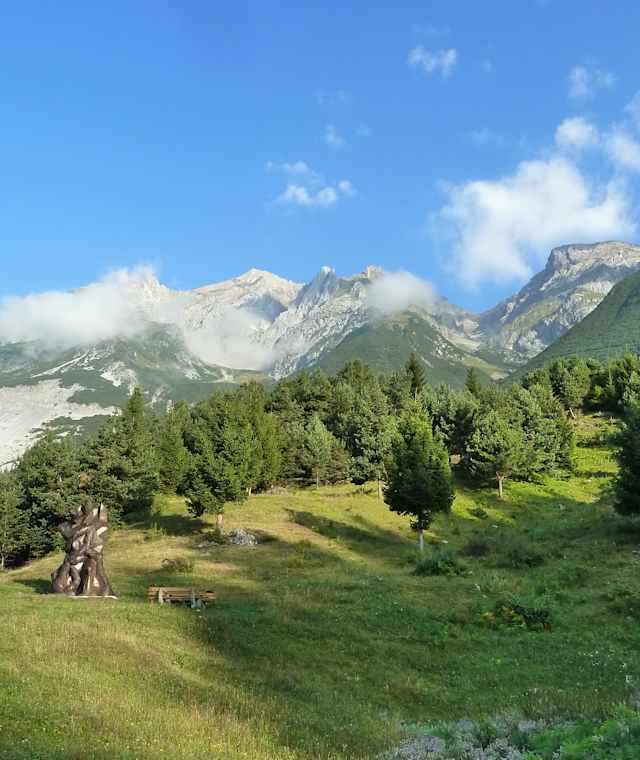 Im Unteren Teil führt der Anstieg zur Augsburger Hütte über schöne Weidefläche.