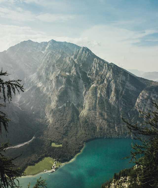 Blick über Königssee zur Wallfahrtskirche St. Bartholomä