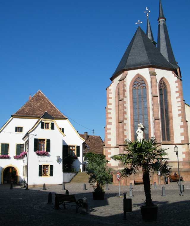 Der historische Marktplatz von Deidesheim mit der Pfarrkirche St. Ulrich und dem Alten Rathaus.