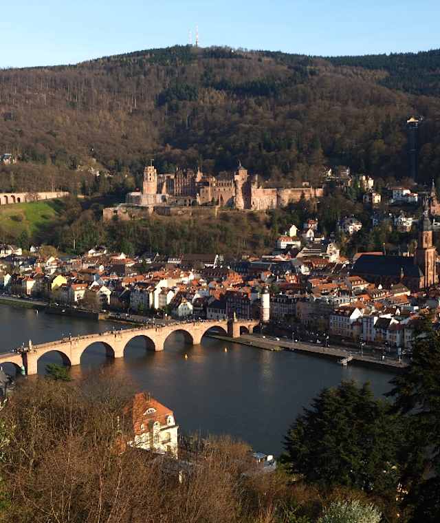 Ein Überblick über die attraktivsten Motive Heidelbergs bietet sich von den Hügeln rechts und links des Neckars.