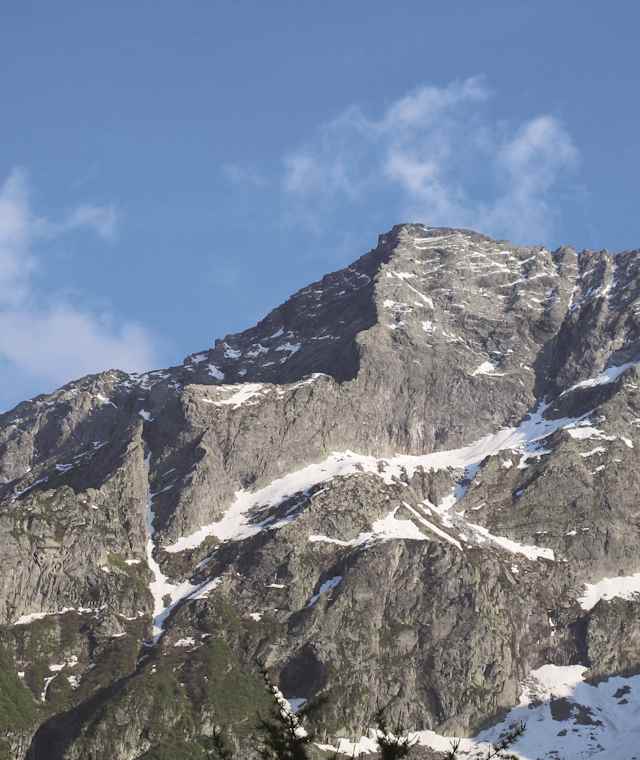 Der Pizzo d‘Orsalìa streift sein Winterkleid ab. Tag für Tag hat die Sonne mehr Kraft. Die Ticino-Saison kann beginnen.