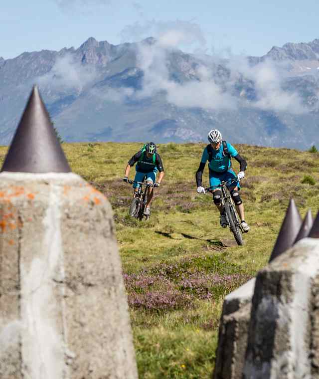 Biker bei der Grenzbefestigung zur Schweiz