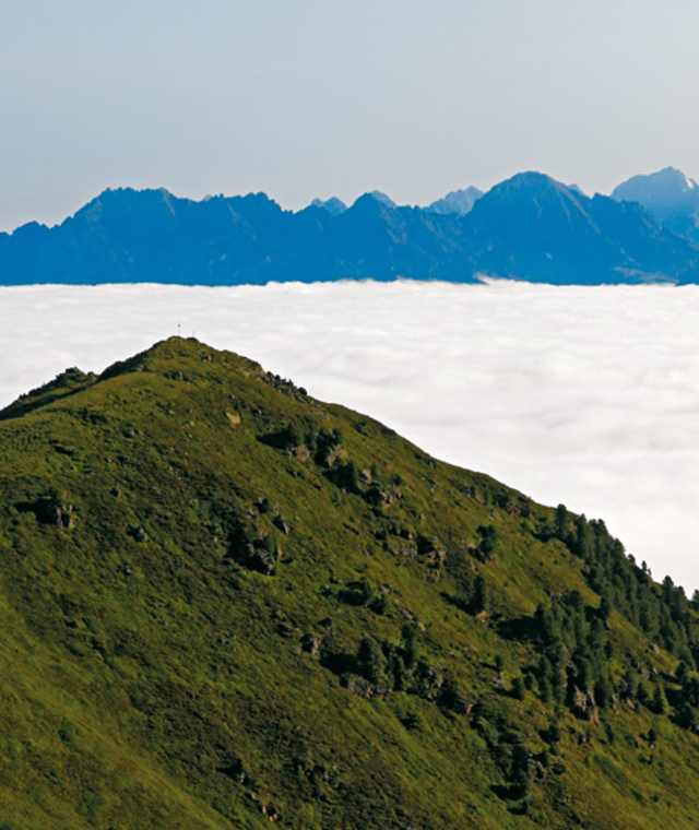 Das Nebelmeer lässt die Berge plastisch hervortreten.