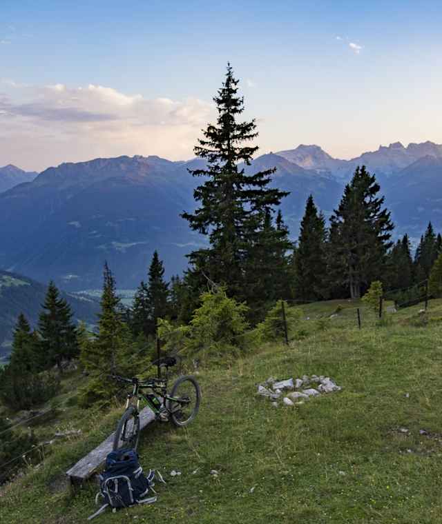  Am Plateau der Lawinenverbauung. Von da ab geht es kurz zu Fuss zur oberen Wiese
